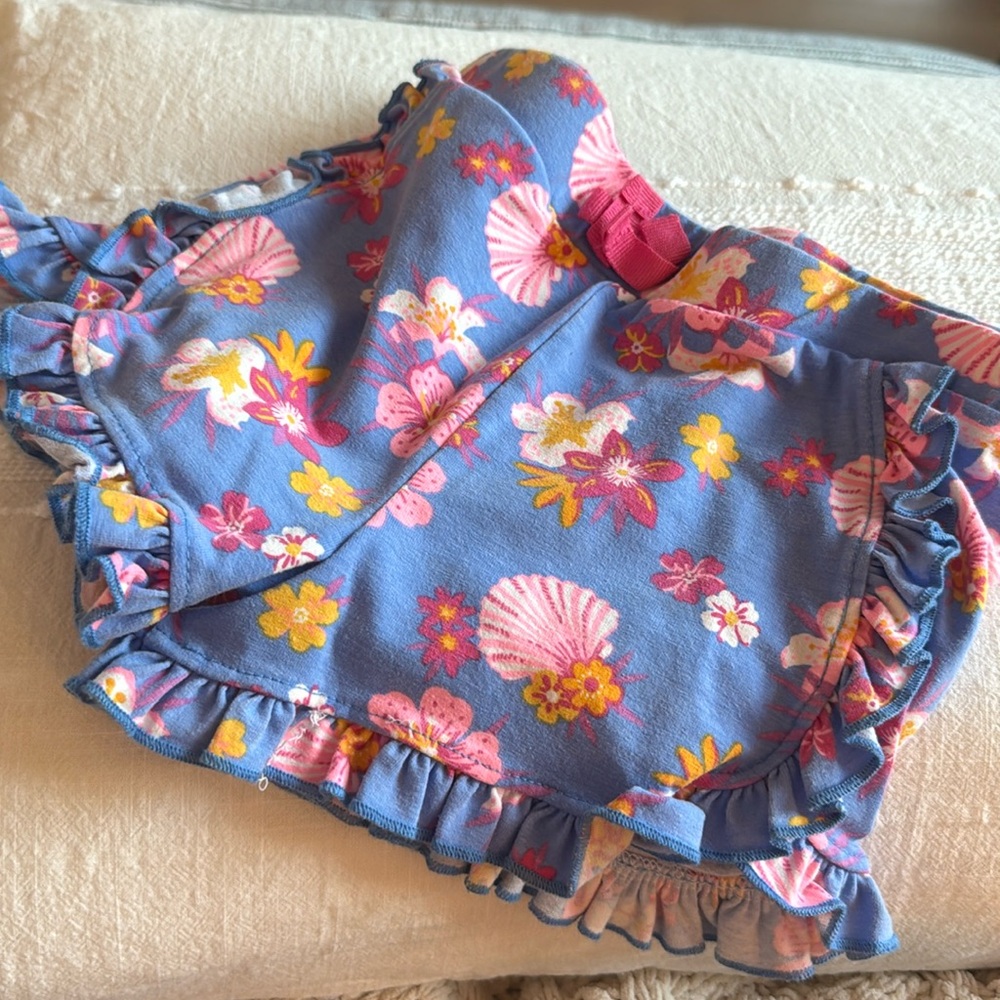 Girls size 5/6 Tommy Bahama shorts.